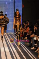 Model walks the ramp for Malini Ramani Show at Lakme Winter fashion week day 5 on 21st Sept 2010 (41).JPG
